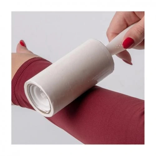 Brosse à vêtements avec rouleau adhésif anti-poils.