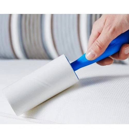 Brosse à vêtements avec rouleau adhésif anti-poils.