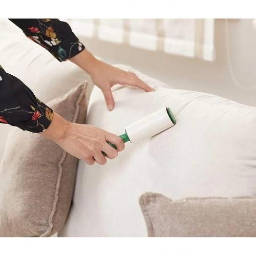 Brosse à vêtements avec rouleau adhésif anti-poils.